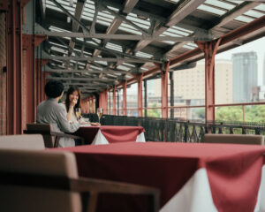 みなとみらいの絶景が見渡せるテラス席でカップルが食事を楽しむ風景
